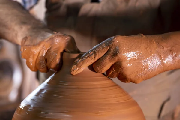 Potter Profissional Fazendo Tigela Oficina Cerâmica Estúdio — Fotografia de Stock