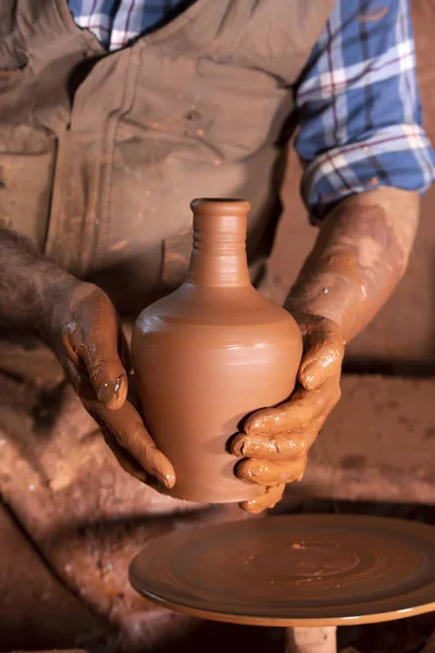 Professionele Pottenbakker Maken Kom Aardewerk Workshop Studio — Stockfoto