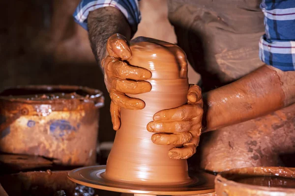 Çömlek atölyesinde, stüdyoda kase yapan profesyonel çömlekçi.. 