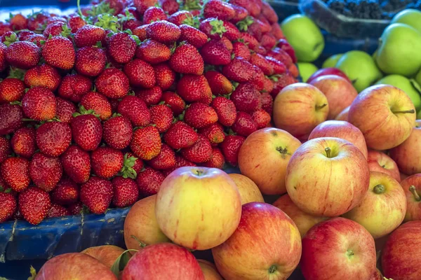 Frisches Bio Obst Auf Dem Markt Apfel Und Erdbeere — Stockfoto