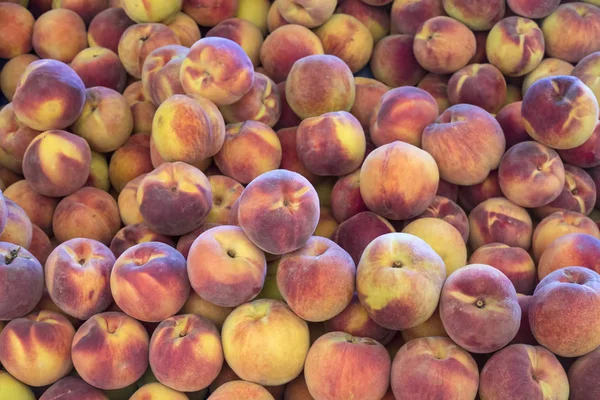 Персики Закрываются Ранним Утром Фермерском Рынке Красочный Фруктовый Фон — стоковое фото