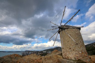 Seyahat kavramı fotoğraf; Türkiye'de Izmir Foça yel değirmeni 