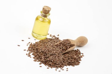 Beyaz arkaplanda keten tohumu ve yağ izole 
