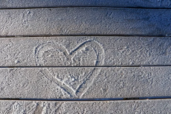 Sneeuw Houten Tafel Liefde Hartsymbool — Stockfoto