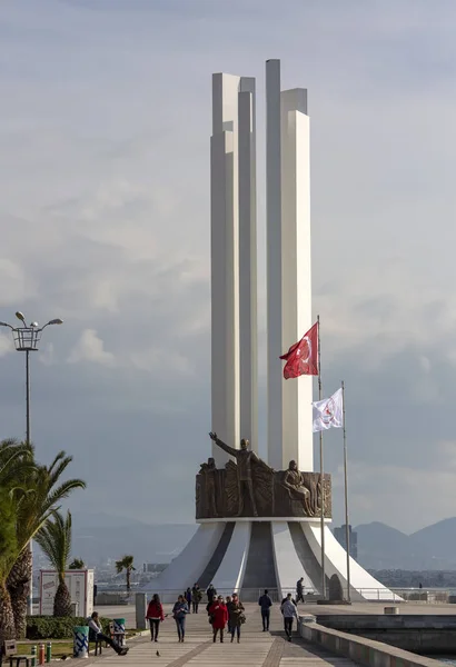 Izmir Türkei Januar 2019 Erneuerte Atatürk Statue Karsiyaka Gewand Der — Stockfoto