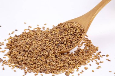 Beyaz arkaplan görünümünde izole susam tohumları 