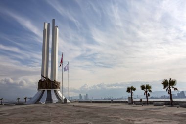 Izmir, Türkiye - 29 Ocak 2019: Yenilenen Atatürk heykelinin Izmir şehrinin Karşıyaka Coatline. Modern Türkiye Cumhuriyeti'nin kurucusu Atatürk olduğunu