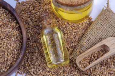 Şişe susam yağı ve susam izole