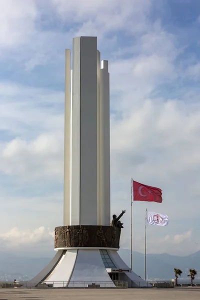 Izmir Türkei Januar 2019 Erneuerte Atatürk Statue Karsiyaka Gewand Der — Stockfoto