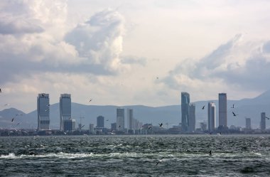 Izmir, Türkiye - 29 Ocak 2019: City yeni skycrapers bölge Izmir karşıyaka göster. Türkiye'nin üçüncü büyük şehri olan Izmir 