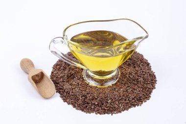 Beyaz arkaplanda keten tohumu ve yağ izole