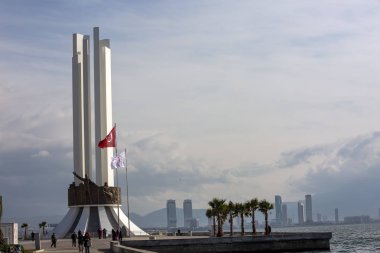 Izmir, Türkiye - 29 Ocak 2019: Yenilenen Atatürk heykelinin Izmir şehrinin Karşıyaka Coatline. Modern Türkiye Cumhuriyeti'nin kurucusu Atatürk olduğunu