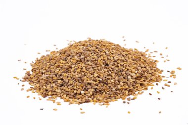 Beyaz arkaplan görünümünde izole susam tohumları 