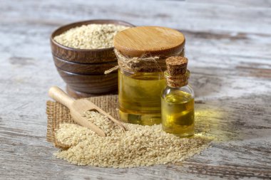 Şişe susam yağı ve susam izole