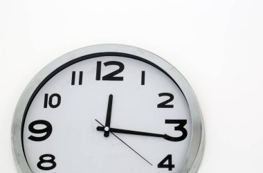 Gerçekçi beyaz modern kuvars duvar saati arka plan