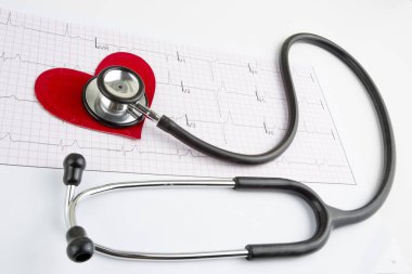 Stetoskop ve kırmızı kalp kontrolü. Sağlık hizmetlerini kavramsallaştır.. 
