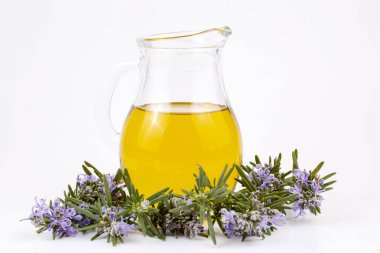 Biberiye esansiyel yağı küçük bir şişe içinde. Doğal aroma kozmetik