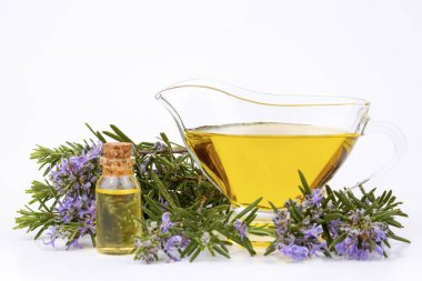 Biberiye esansiyel yağı küçük bir şişe içinde. Doğal aroma kozmetik