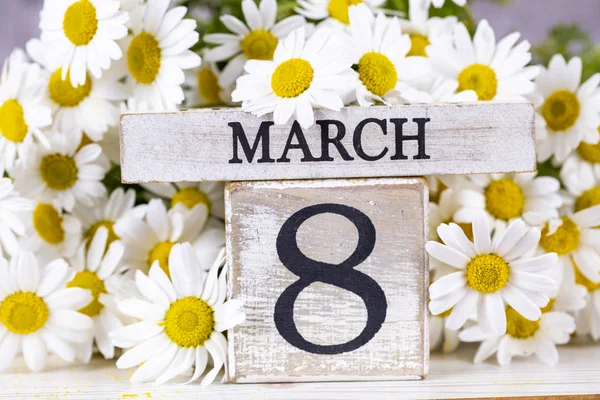 8 марта деревянный календарь, Всемирный женский день — стоковое фото