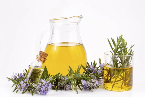 Aceite esencial de romero en una botella pequeña. Aroma natural cosmético — Foto de Stock