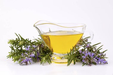 Biberiye esansiyel yağı küçük bir şişe içinde. Doğal aroma kozmetik