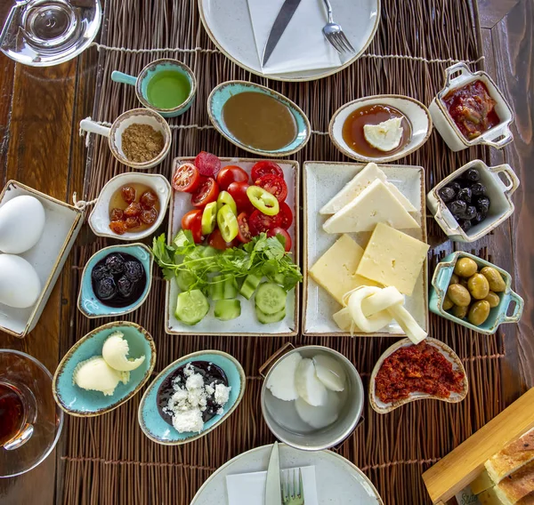 อาหารเช้าแบบตุรกีแสนอร่อย รูปภาพแนวคิดอาหาร . — ภาพถ่ายสต็อก