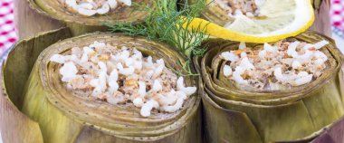 Geleneksel lezzetli Türk yemekleri; Doldurulmuş enginar (karidesli 