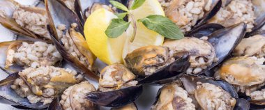 Geleneksel lezzetli Türk usulü midye dolması. Gıda concep