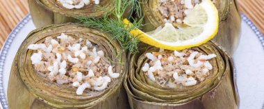 Geleneksel lezzetli Türk yemekleri; Doldurulmuş enginar (karidesli 