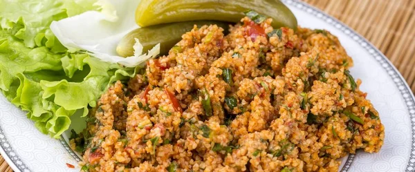 Traditional delicious Turkish foods; bulgur salad (kisir) — Stock Photo, Image