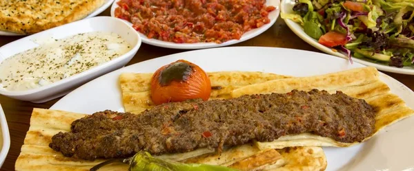 Comidas turcas deliciosas tradicionales; Adana kebab, sis kebab —  Fotos de Stock