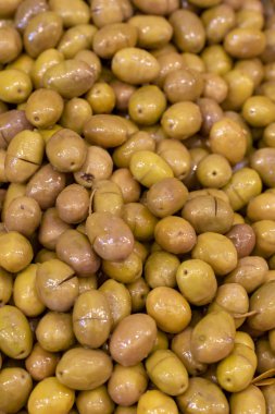 Turşu yeşil zeytin Pazar. Gıda kavramı fotoğraf. 
