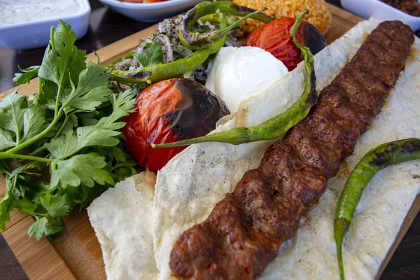 Traditionelle köstliche türkische Speisen; adana Kebab. Ernährungskonzept — Stockfoto