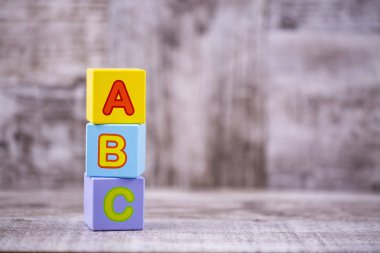 Renkli ahşap alfabe; a, b, c yazma. Eğitim kavramı fotoğraf