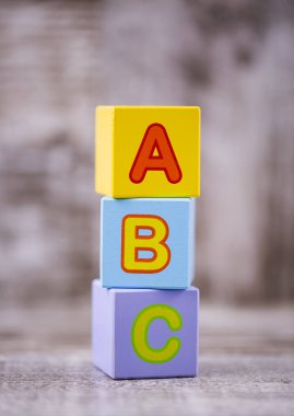 Renkli ahşap alfabe; a, b, c yazma. Eğitim kavramı fotoğraf