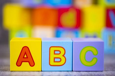 Renkli ahşap alfabe; a, b, c yazma. Eğitim kavramı fotoğraf