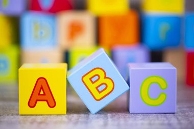 Renkli ahşap alfabe; a, b, c yazma. Eğitim kavramı fotoğraf