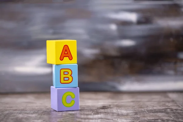 Bunte Holzbuchstaben; a, b, c schreiben. Bildungskonzept Foto — Stockfoto