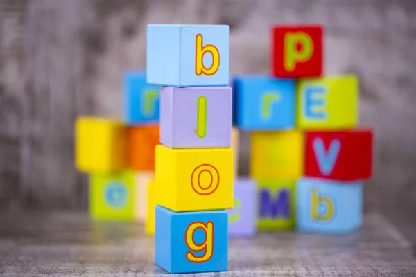 Kleurrijke houten alfabet, blog schrijven. Onderwijs concept foto. — Stockfoto