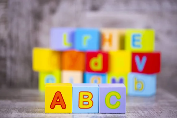 Bunte Holzbuchstaben; a, b, c schreiben. Bildungskonzept Foto — Stockfoto