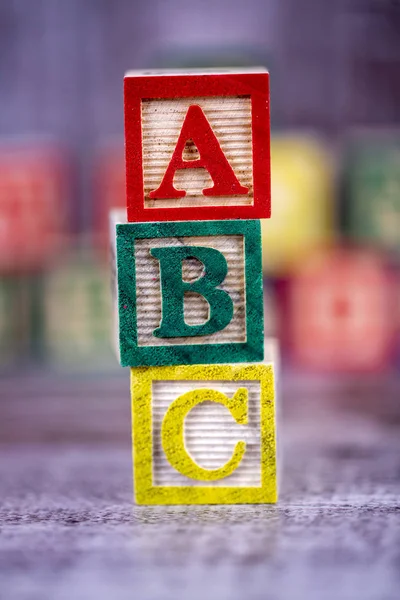 Bunte Holzbuchstaben; a, b, c schreiben. Bildungskonzept Foto — Stockfoto