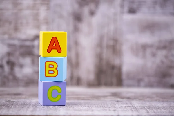 Bunte Holzbuchstaben; a, b, c schreiben. Bildungskonzept Foto — Stockfoto