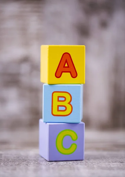 Bunte Holzbuchstaben; a, b, c schreiben. Bildungskonzept Foto — Stockfoto