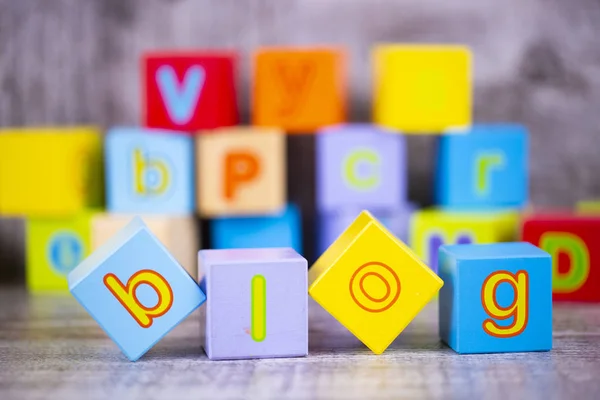 Kleurrijke houten alfabet, blog schrijven. Onderwijs concept foto. — Stockfoto