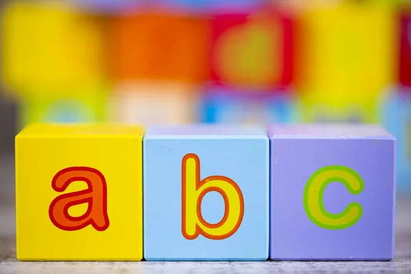 Bunte Holzbuchstaben; a, b, c schreiben. Bildungskonzept Foto — Stockfoto