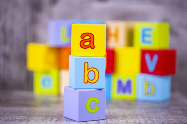 Bunte Holzbuchstaben; a, b, c schreiben. Bildungskonzept Foto — Stockfoto