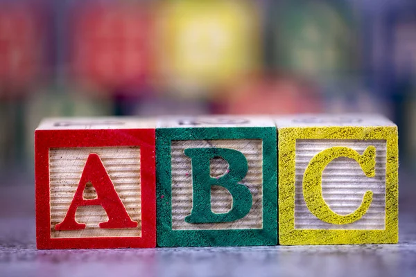 Bunte Holzbuchstaben; a, b, c schreiben. Bildungskonzept Foto — Stockfoto