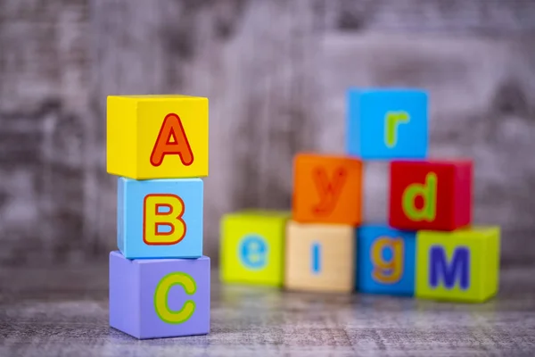 Bunte Holzbuchstaben; a, b, c schreiben. Bildungskonzept Foto — Stockfoto