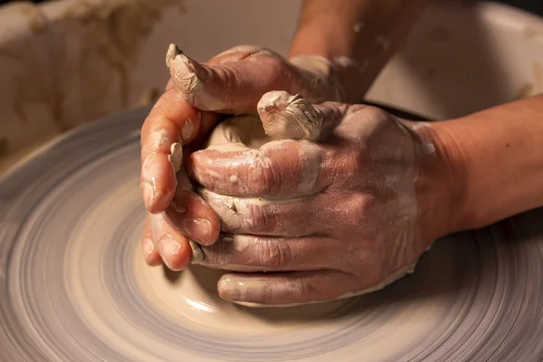 Професійний гончар робить чашу в керамічній майстерні — стокове фото