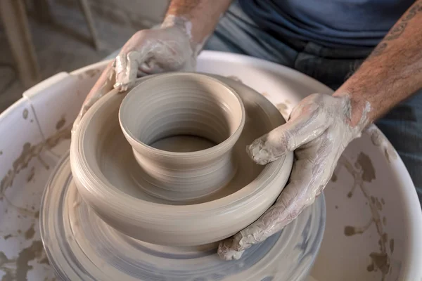 Tazón de alfarero profesional en taller de cerámica — Foto de Stock